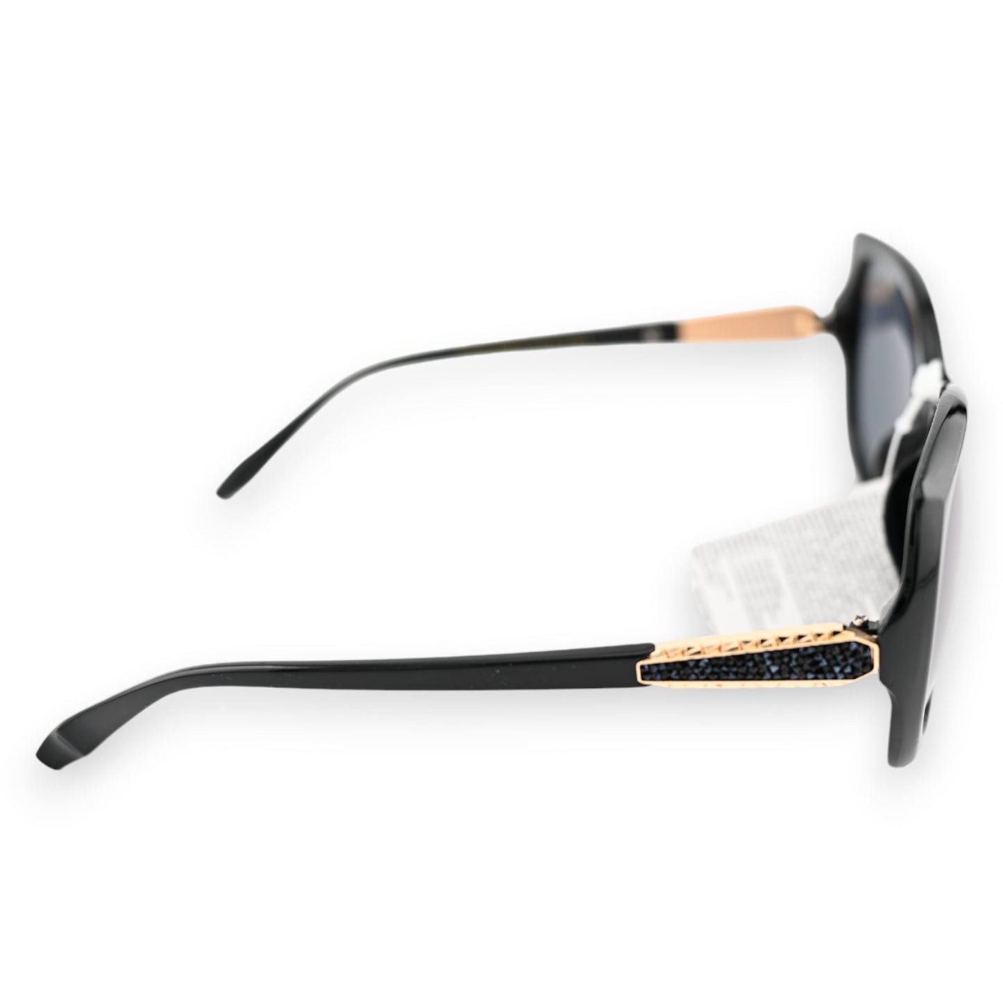 Elegante schwarze Sonnenbrille mit großen Gläsern und goldverzierten Bügeln, seitliche Ansicht auf weißem Hintergrund