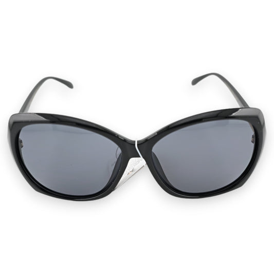 Elegante schwarze Sonnenbrille mit großen Gläsern, geschwungener Form und dunklen Bügeln auf weißem Hintergrund