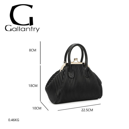 Elegante schwarze Damenhandtasche mit vertikaler Rillenstruktur, goldenem Druckverschluss und Maßangaben von Gallantry