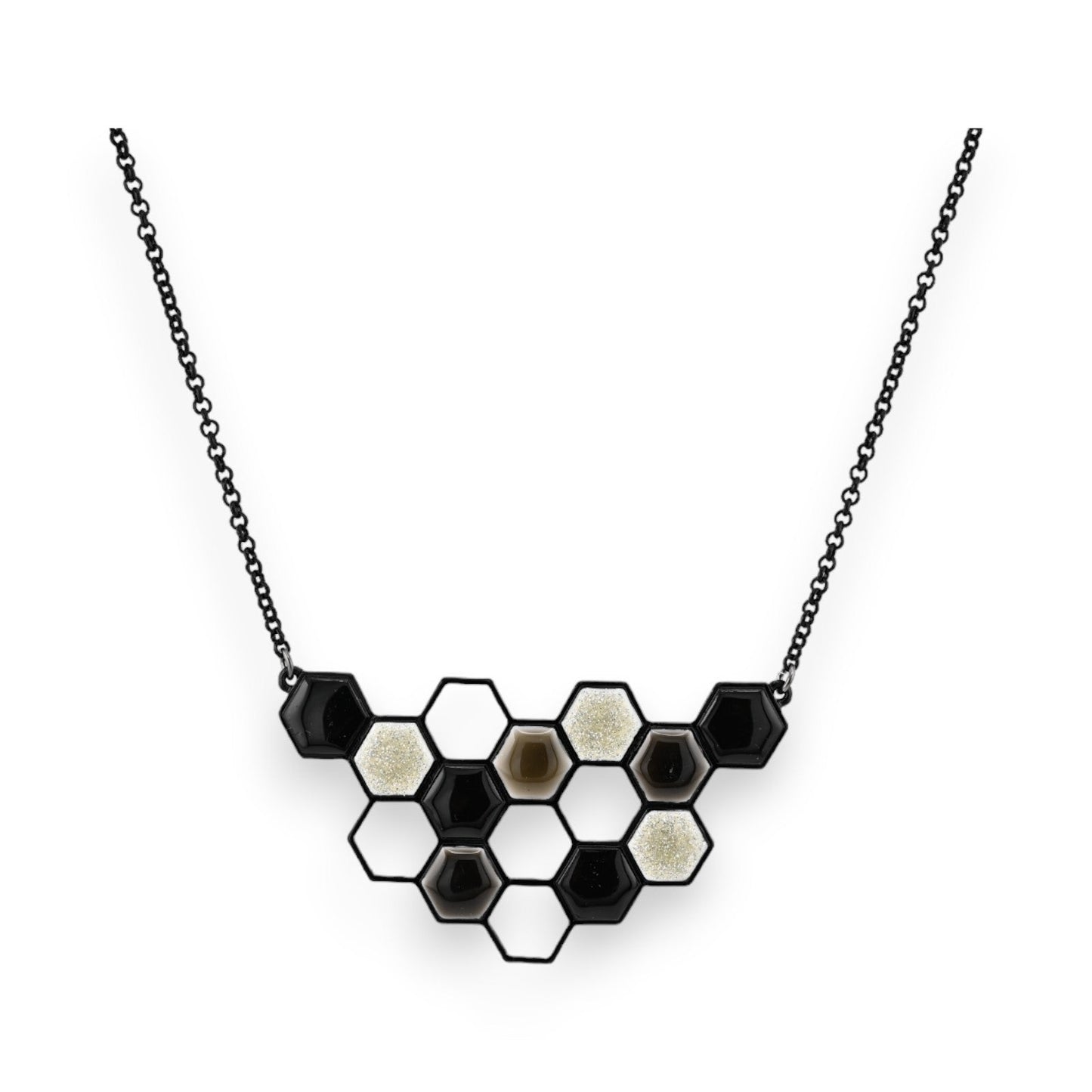 Elegante Halskette mit Wabenmuster-Anhänger in Schwarz, Weiß und Glitzer auf schwarzer Kette, modernes Design