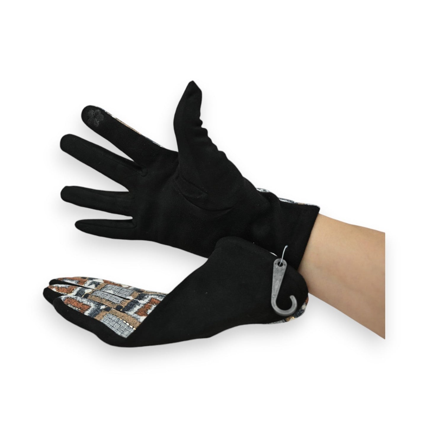 Schwarze Wildlederhandschuhe mit geometrischem Muster an der Innenseite und Metallhaken, auf weißem Hintergrund präsentiert