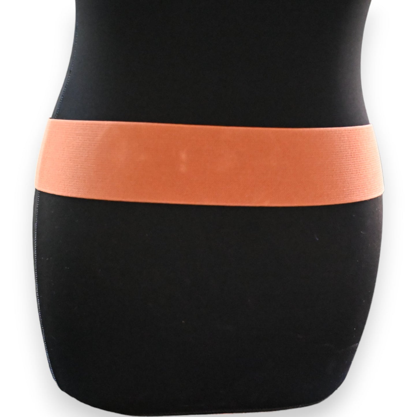 Schwarzer Bodysuit mit breitem orangefarbenem Elastikband als Taillengürtel, Nahaufnahme auf Taillenbereich