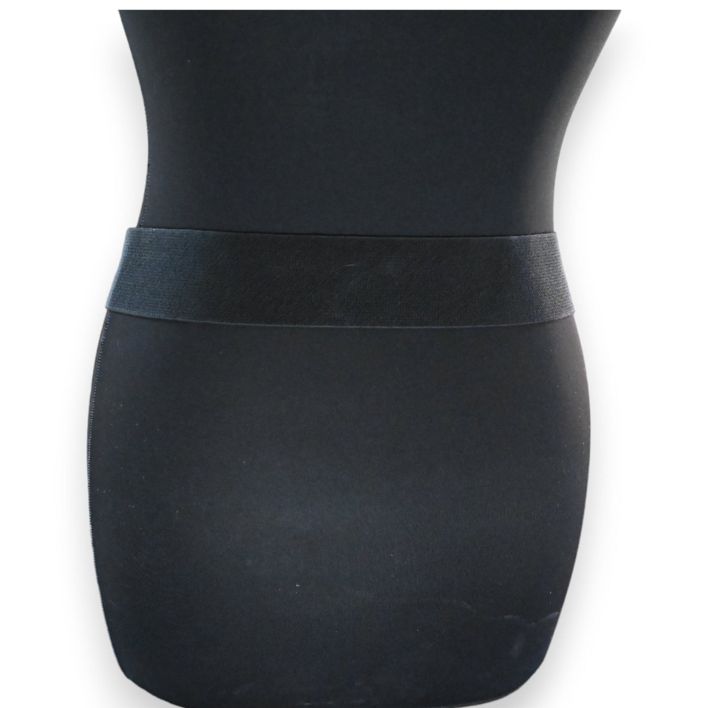 Schwarzer elastischer Damengürtel ohne Schnalle, schlicht und breit, an einem Mannequin-Torso präsentiert