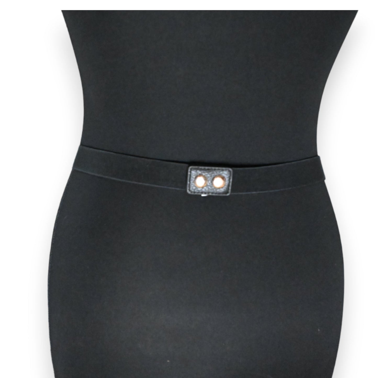 Schmaler schwarzer elastischer Gürtel für Damen mit goldener Doppelloch-Schnalle, an einer Taille präsentiert