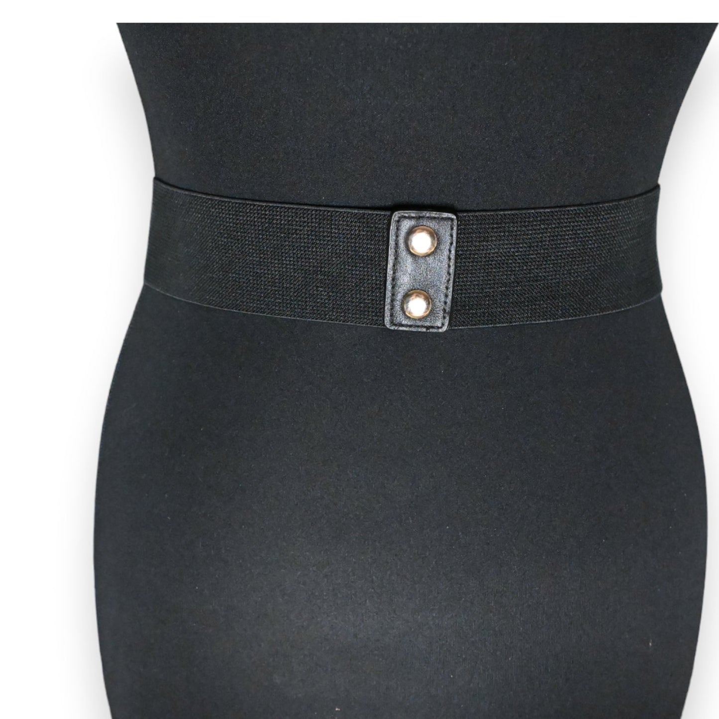 Schwarzer elastischer Gürtel auf einer Schaufensterpuppe mit kleinem Lederbesatz und zwei goldenen Nieten