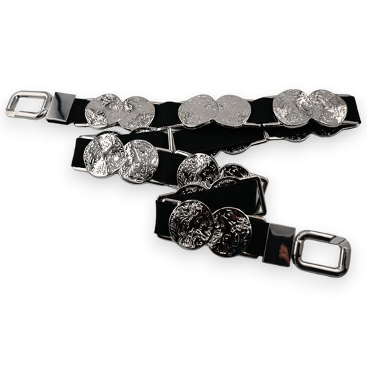 Elastischer schwarzer Gürtel mit silbernen Münzanhängern, dekorative Metallschnalle, modisches Accessoire für Damen