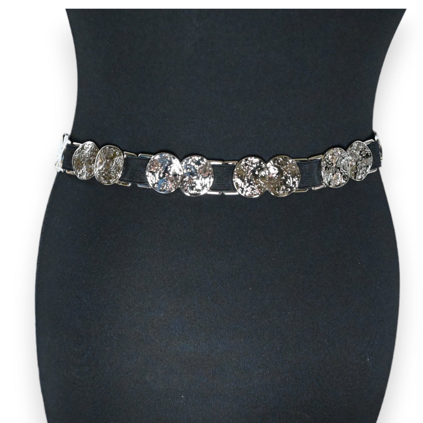Eleganter Damengürtel mit silbernen, gemusterten Metallscheiben auf schwarzem elastischem Band, ideal für festliche Outfits