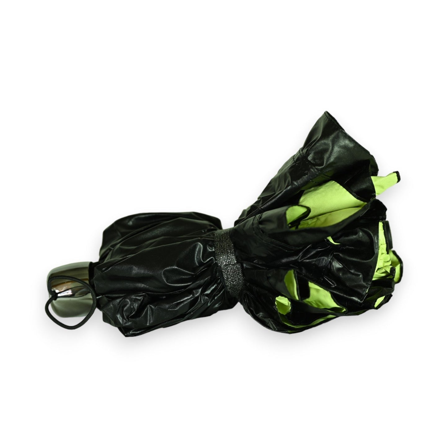 Schwarzer Regenschirm mit neongrünem Futter, zusammengefaltet und mit Gummiband gebunden, auf weißem Hintergrund