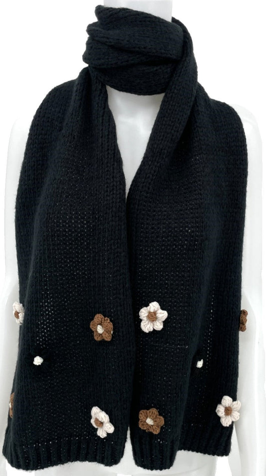 Schwarzes Strickschal und Mütze Set mit gestrickten weißen und braunen Blumen, warm und elegant auf Schaufensterpuppe