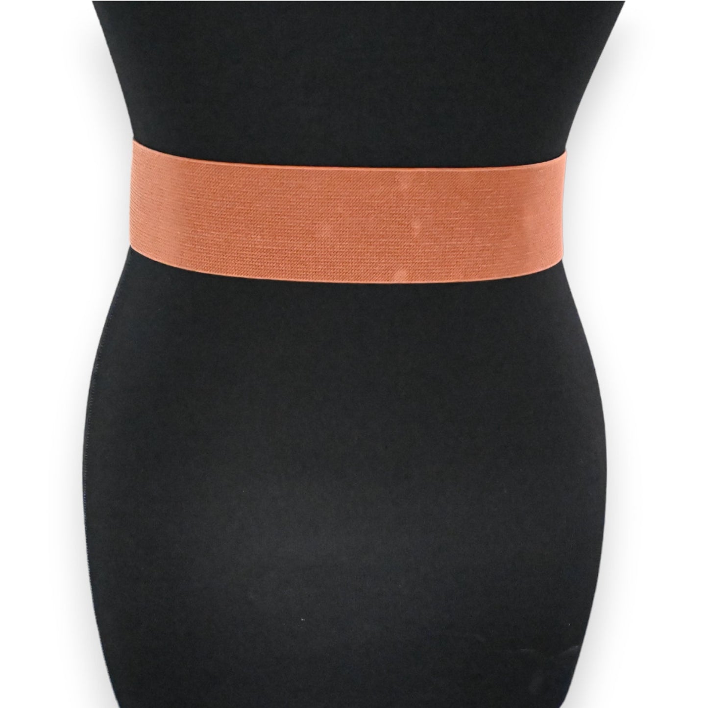 Schwarzes Kleid mit breitem, elastischem Taillengürtel in Korallfarbe, Nahaufnahme der Taille eines Mannequins