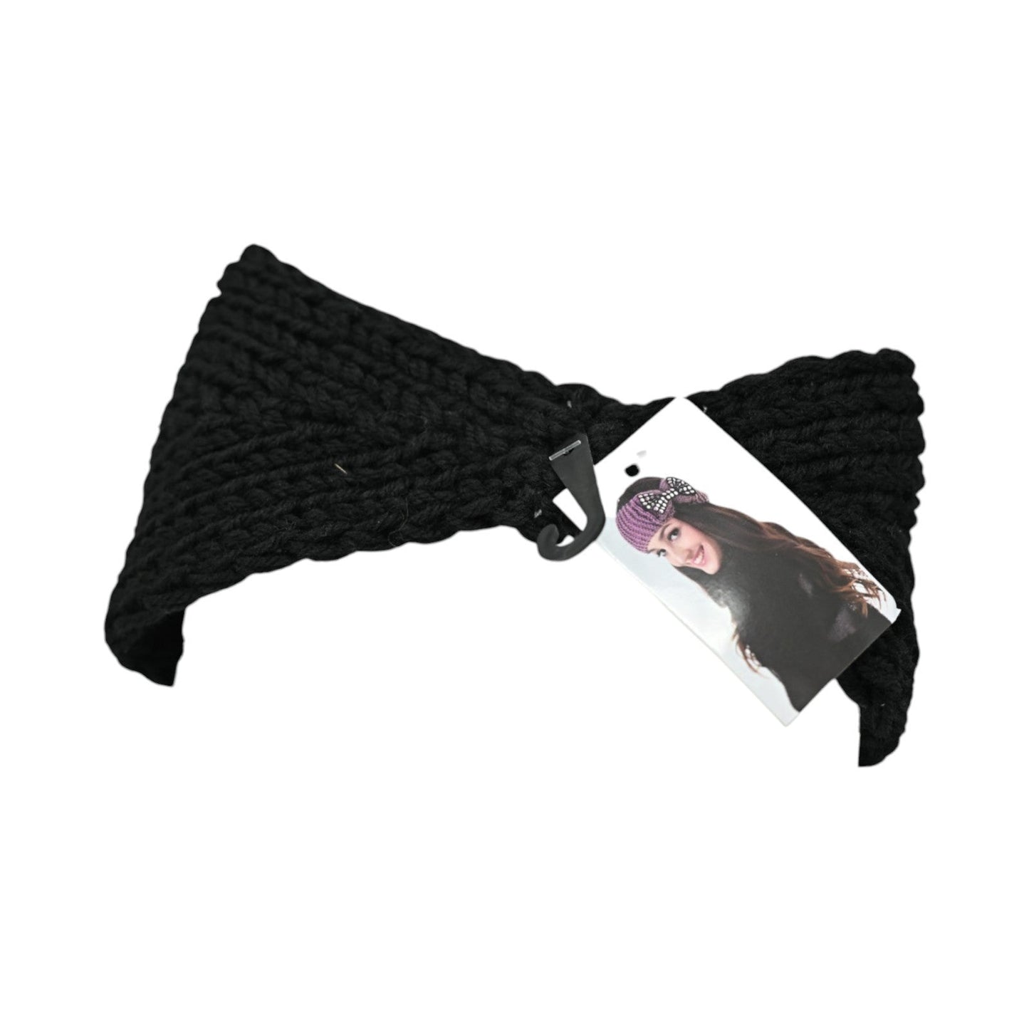 Schwarzes gestricktes Stirnband mit Blume für den Winter, Produktfoto mit Etikett zeigt Modell mit lila Mütze