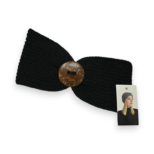 Schwarzes Strick-Stirnband mit braunem Holzknopf, Produktbild mit Modelfoto-Etikett zeigt Trageweise
