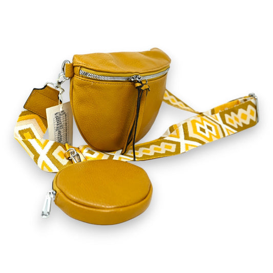 Senfgelbe Bauchtasche mit Umhängegurt, geometrischem Muster und rundem Geldbeutel auf weißem Hintergrund