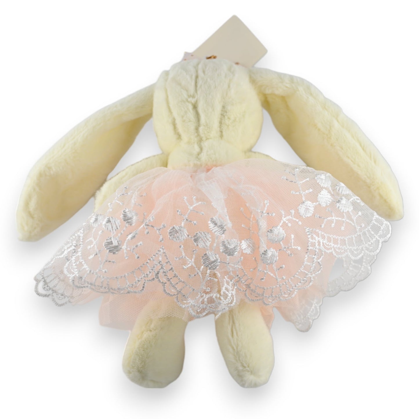 Cremefarbener Plüschhase als Schlüsselanhänger mit zarter Spitzen-Tutu, im Shabby-Chic-Stil, auf weißem Hintergrund