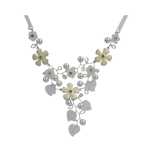 Filigrane Halskette mit silbernen und elfenbeinfarbenen Blüten, Perlen und Blättern in einem verspielten böhmischen Design