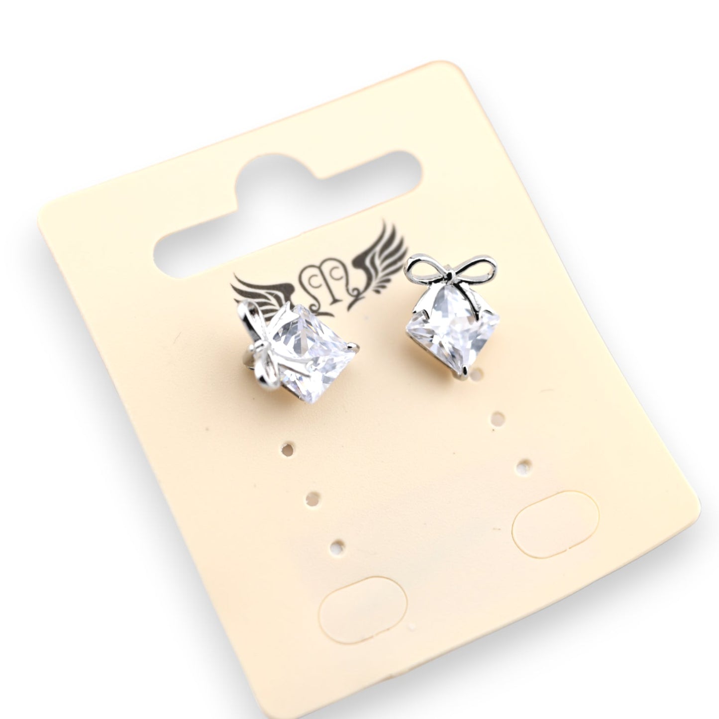 Ohrringe aus Silber mit glänzendem Stein und silberner Schleife