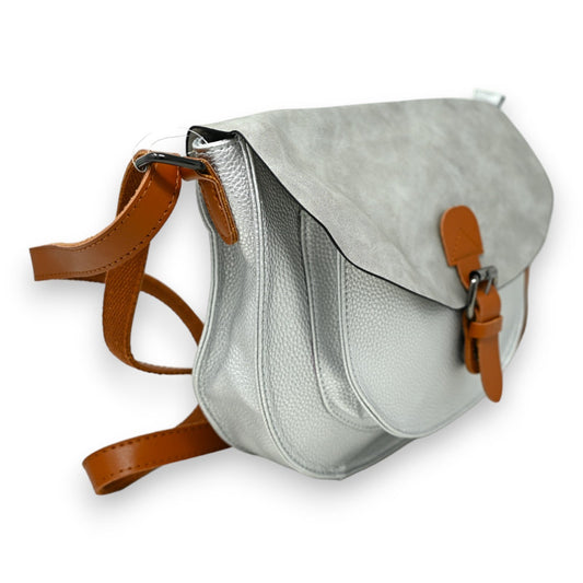 Abgerundete silberne Umhängetasche mit braunen Lederriemen und Verschluss, elegantes Design für Damen