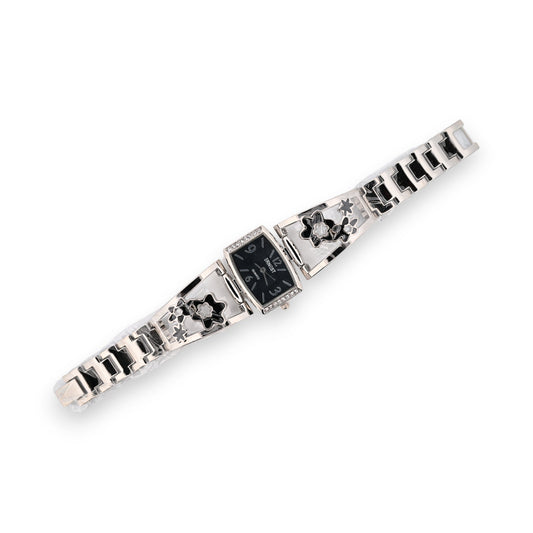 Elegante silberne Damenarmbanduhr mit schwarzem Zifferblatt, Blumen-Verzierungen und Diamanten auf weißem Hintergrund