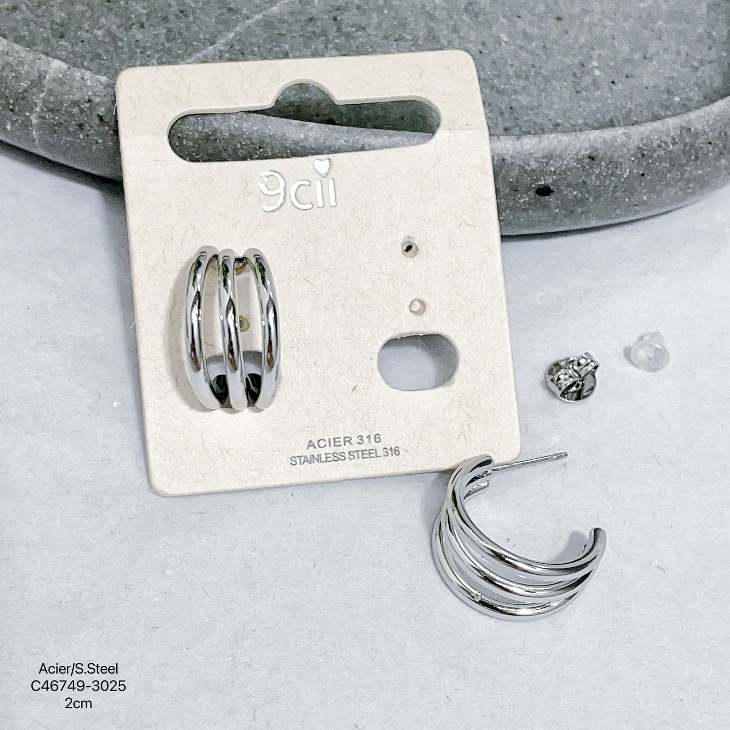 Silberfarbene Edelstahl-Creolen mit dreifachem Ring auf Produktkarte, daneben einzelner Ohrring und Verschluss, 2cm Größe