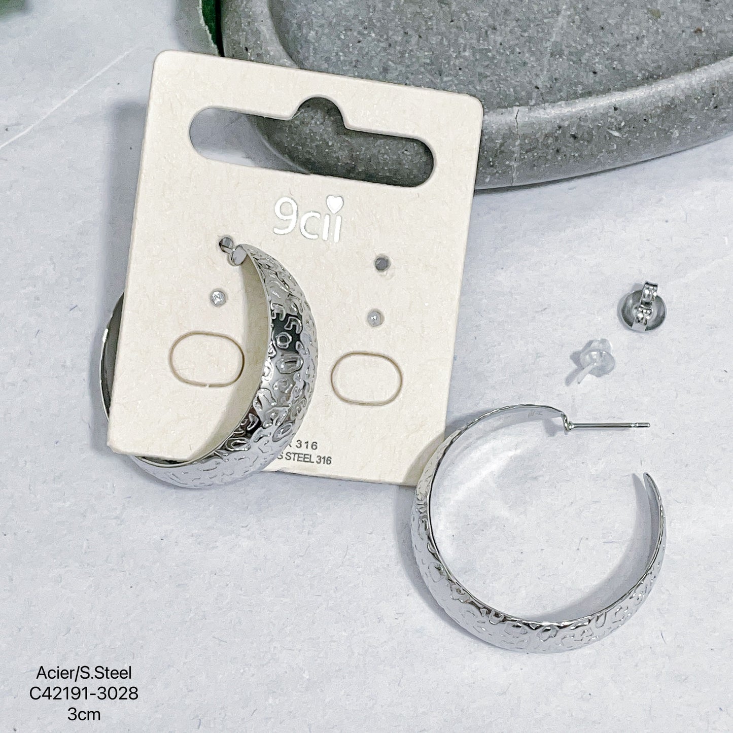 Silberfarbene Edelstahl-Kreolen mit Reliefmuster, 3cm groß, auf Produktkarte von 9cii, Modell C42191-3028