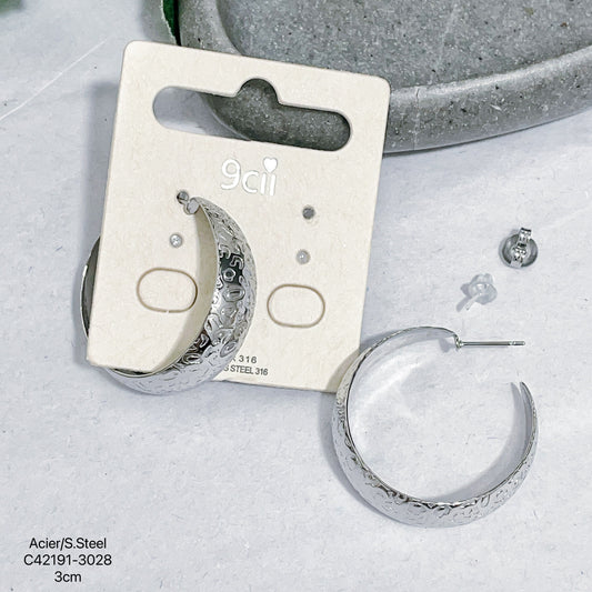 Silberfarbene Edelstahl-Kreolen mit Reliefmuster, 3cm groß, auf Produktkarte von 9cii, Modell C42191-3028