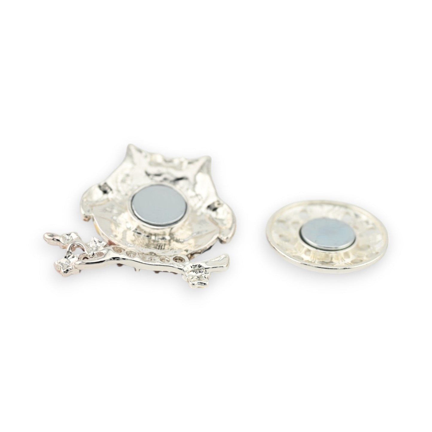 Dekorative Eulen-Brosche aus Silber mit schwarzem Akzent, filigrane Details und abnehmbarem Anhänger in Knochenform