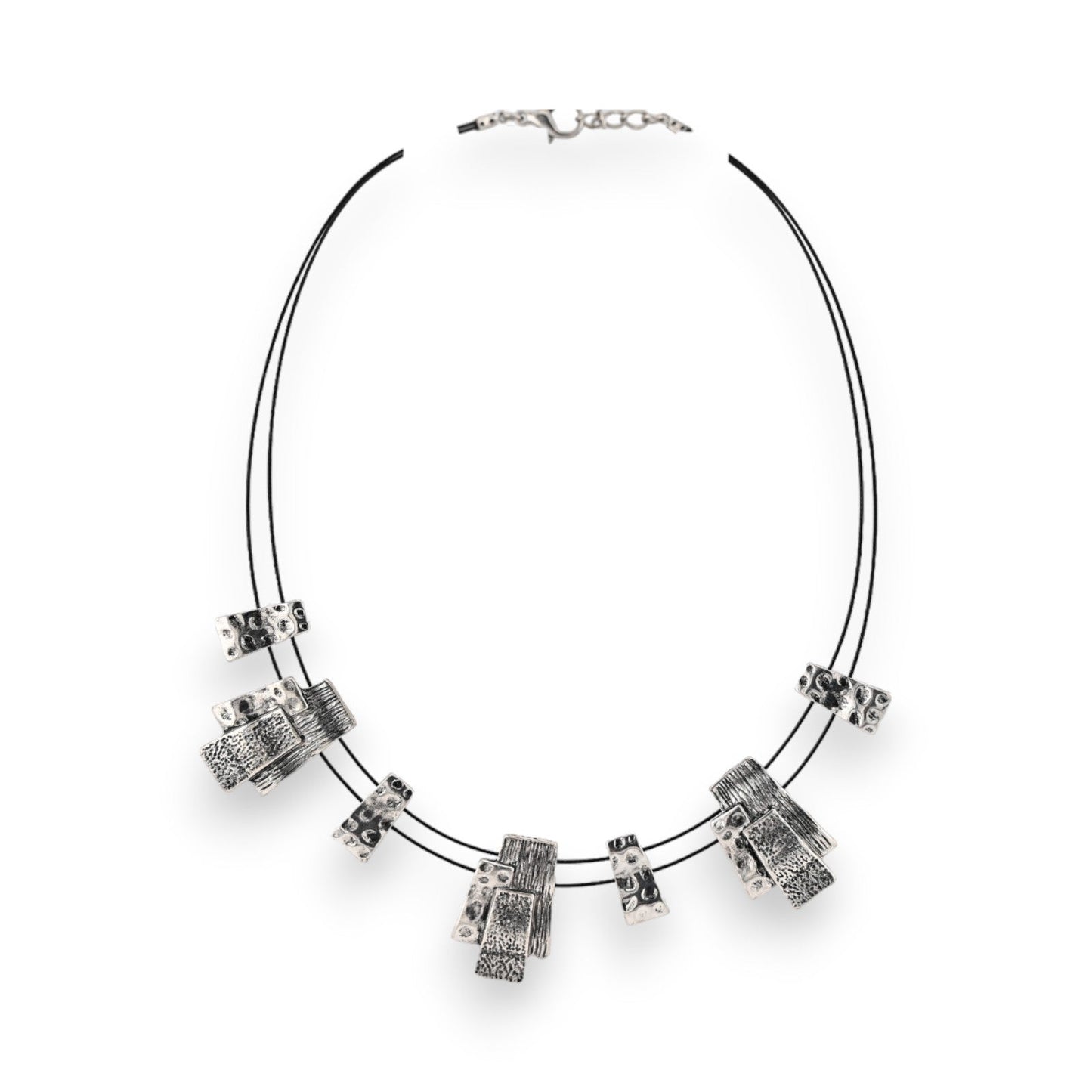 Moderne Halskette mit silbernen geometrischen Anhängern auf doppeltem Drahtreif, elegantes Design von Ikita