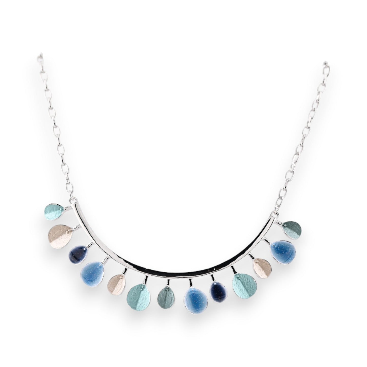 Silberne Halskette mit gebogenem Anhänger, geschmückt mit tropfenförmigen Steinen in Blau-, Türkis- und Roséfarben