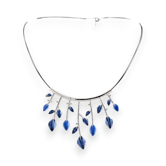Elegante Silberhalskette mit blauen Blätteranhängern, feine Handwerkskunst, moderner Naturschmuck