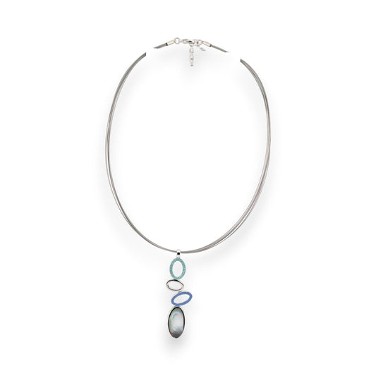 Modische Halskette mit silbernem Draht und geometrischem Anhänger in Türkis, Weiß und Blau mit Perlmutt-Akzent