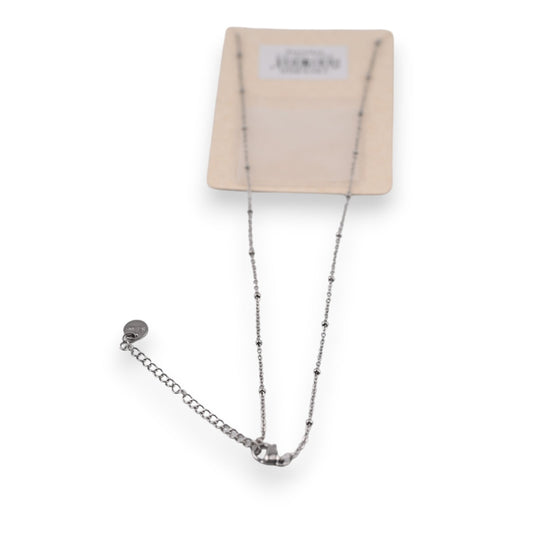 Filigrane silberne Halskette mit Doppelherz-Anhänger aus Perlmutt auf beigem Produktkarton, LOVE-Schmuck