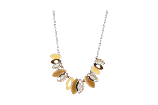 Elegante Halskette mit silbernen Kettengliedern und gelb-braunen Blattformen als Anhänger, herbstliches Design