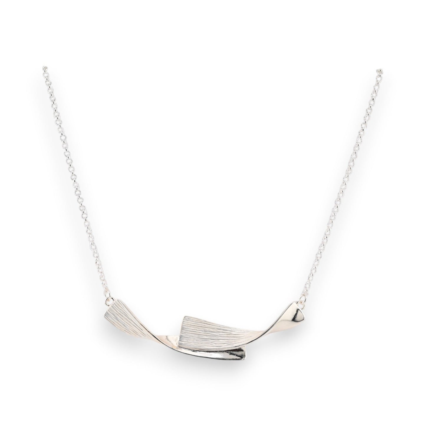 Elegante silberne Halskette mit geschwungenem Anhänger, strukturiertes Design, moderner Schmuck auf weißem Hintergrund