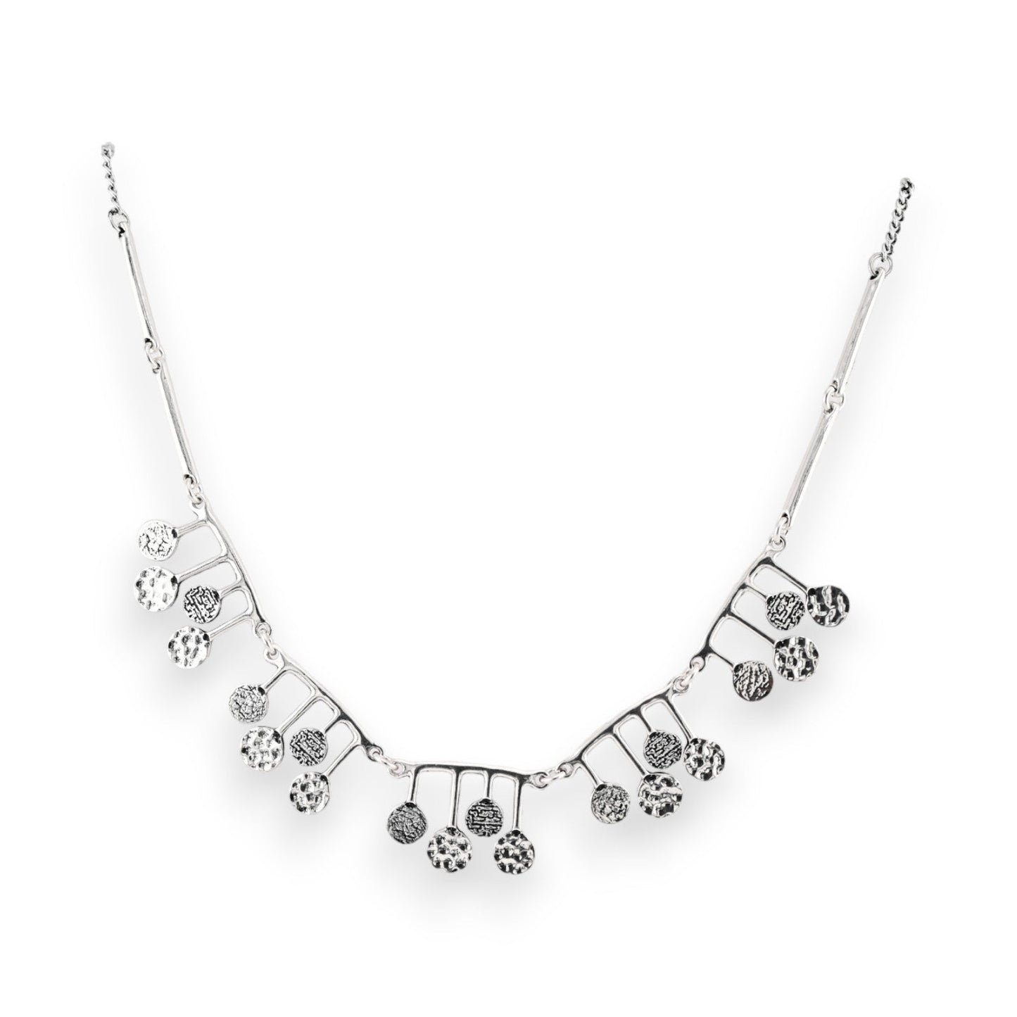 Elegante silberne Halskette mit filigranen Anhängern in unterschiedlichen Texturen, modernes Design von Ikita