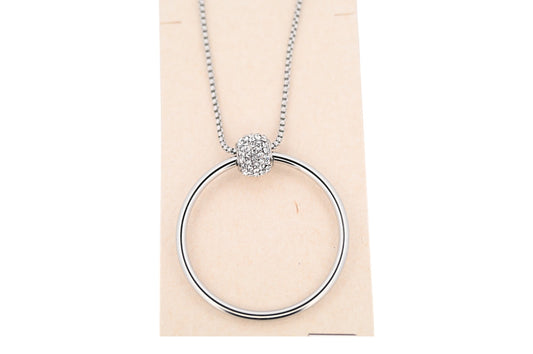 Silberne Halskette mit rundem Anhänger, besetzt mit glitzernden Strasssteinen auf einer Kugel über einem offenen Metallkreis