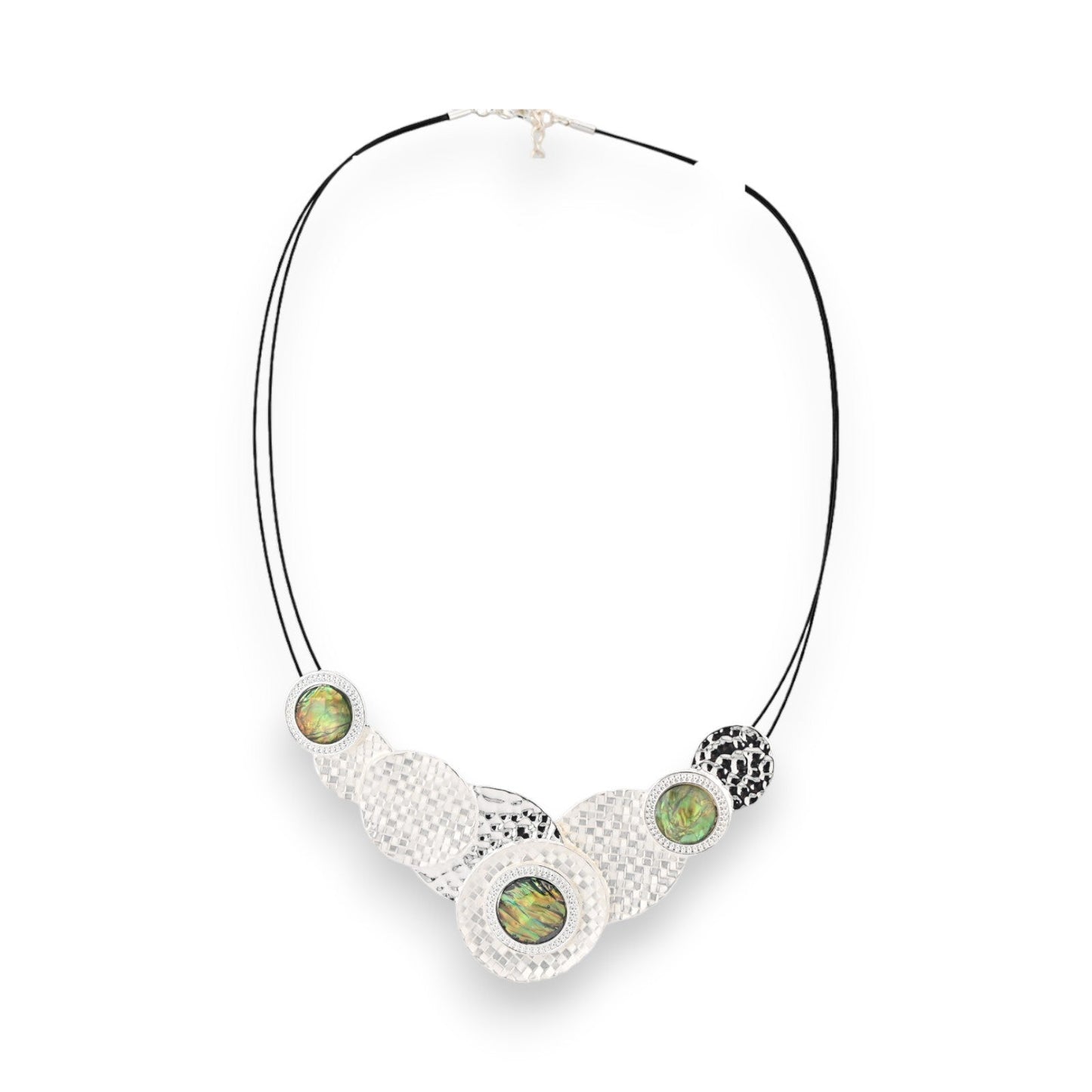 Moderne Halskette mit silberfarbenen Medaillons und grün schimmernden Steinen auf schwarzem Lederband