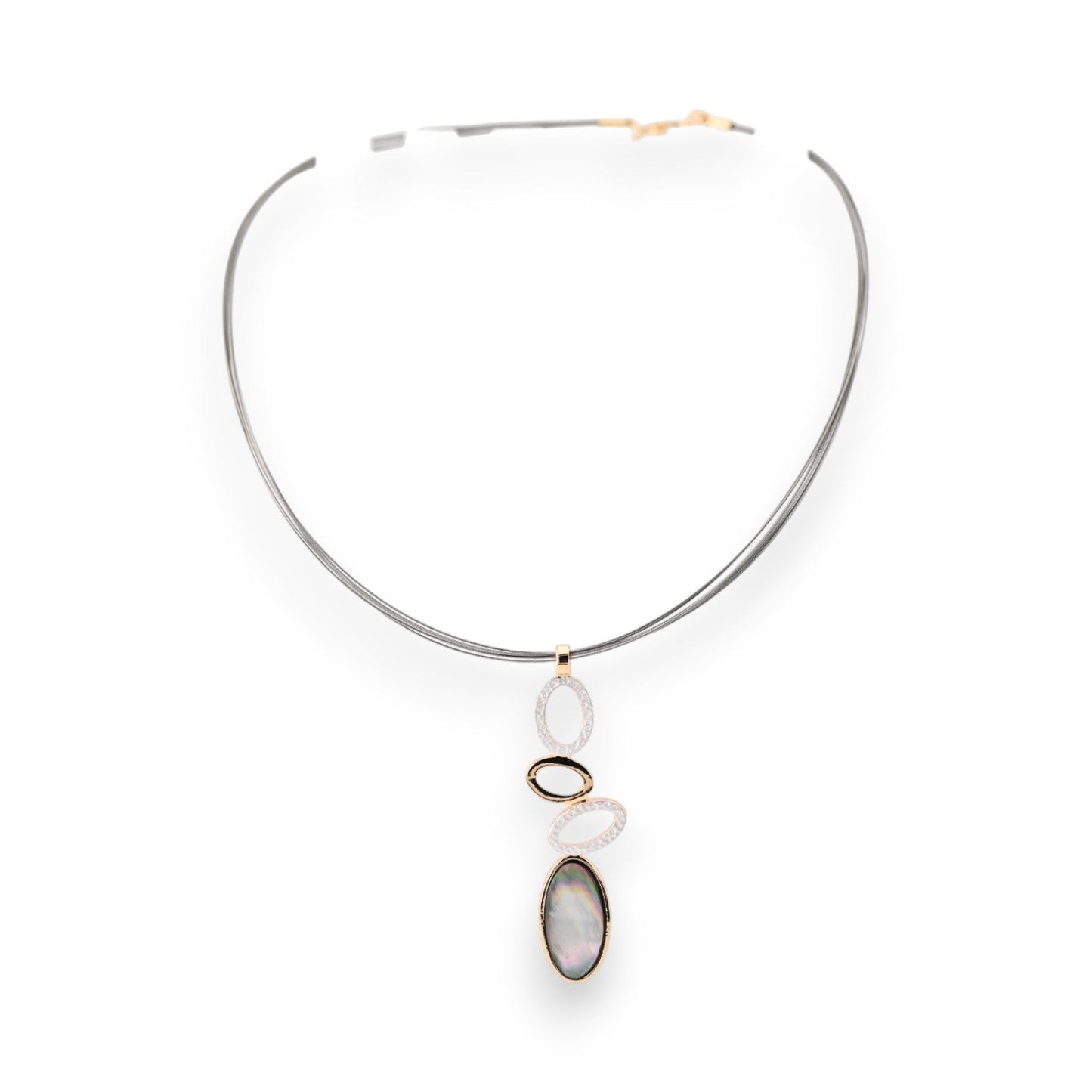 Elegante Halskette mit ovalem Perlmutt-Anhänger, silberne Kette und goldene Akzente, moderner Schmuck