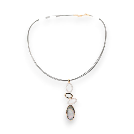 Elegante Halskette mit ovalem Perlmutt-Anhänger, silberne Kette und goldene Akzente, moderner Schmuck
