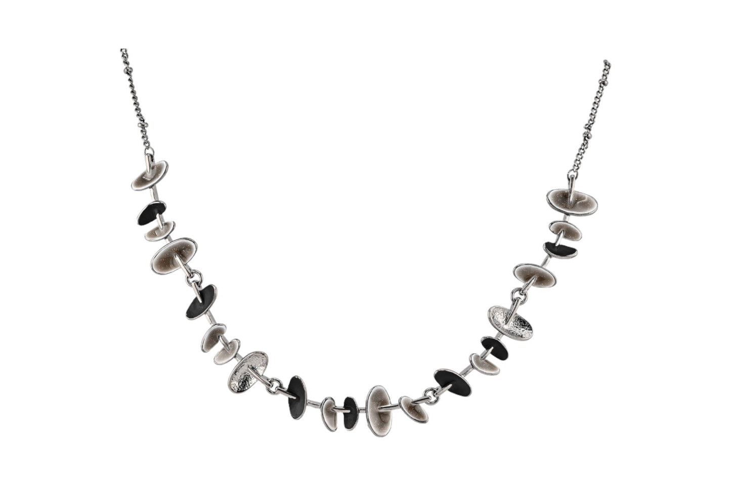 Elegante Halskette mit abwechselnden grauen und schwarzen scheibenförmigen Anhängern, an feiner Silberkette