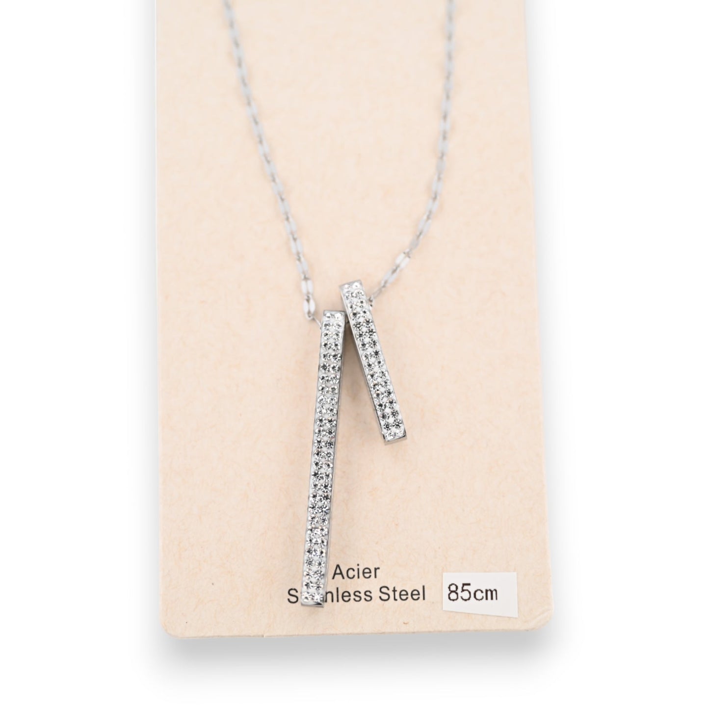 Silberne Stahlhalskette mit 2 funkelnden Strassstein-Röhren, 85cm lang, auf beigem Hintergrund