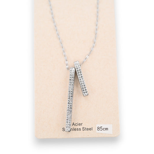 Silberne Stahlhalskette mit 2 funkelnden Strassstein-Röhren, 85cm lang, auf beigem Hintergrund