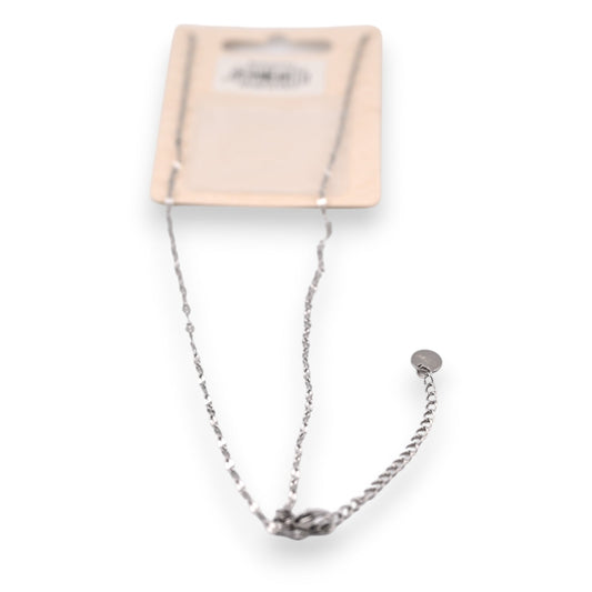 Filigrane Silber-Halskette mit Strassanhänger und Sternmotiv, auf Schmuckkarte präsentiert, elegantes Accessoire