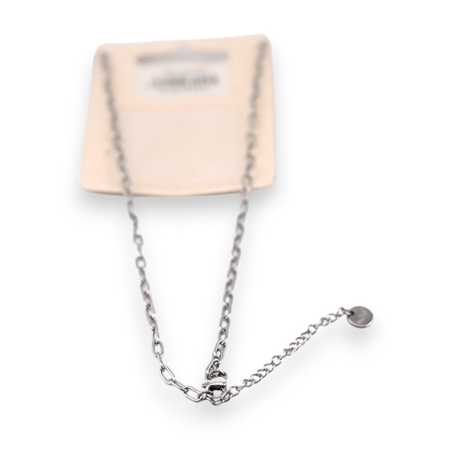 Silberne Stahlkette mit Medaillon, Strass und kleinem Herz-Anhänger vor hellem Hintergrund, modischer Schmuck