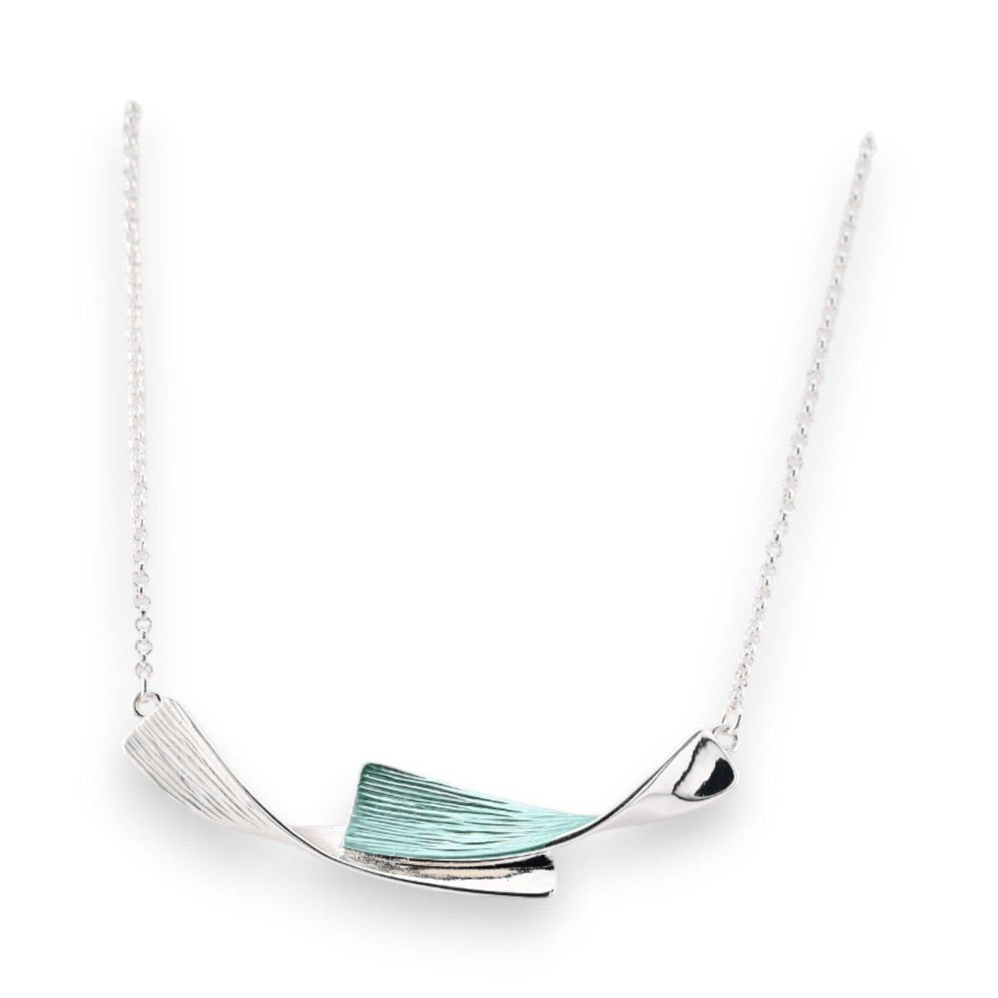 Elegante Halskette mit geschwungenem Anhänger aus versilbertem Metall und türkisfarbenem Emaille-Akzent an feiner Kette