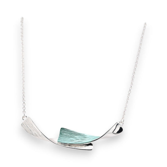 Elegante Halskette mit geschwungenem Anhänger aus versilbertem Metall und türkisfarbenem Emaille-Akzent an feiner Kette