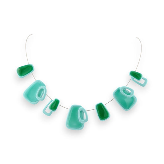 Silberne Halskette mit grünen und türkisfarbenen geometrischen Anhängern, modern und minimalistisch gestaltet