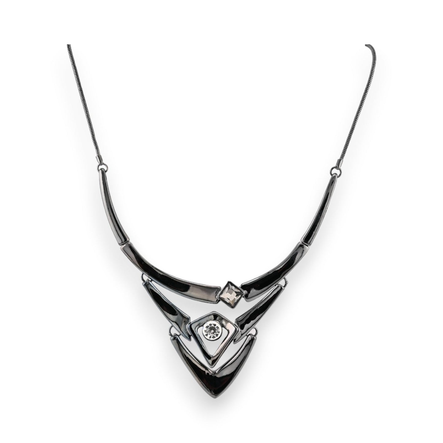 Elegante Silber-Halskette mit V-förmigem Anhänger, geometrischem Design und Diamant-Akzenten auf weißem Hintergrund