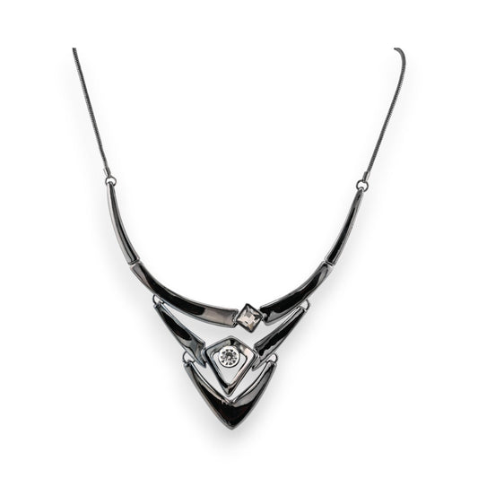 Elegante Silber-Halskette mit V-förmigem Anhänger, geometrischem Design und Diamant-Akzenten auf weißem Hintergrund