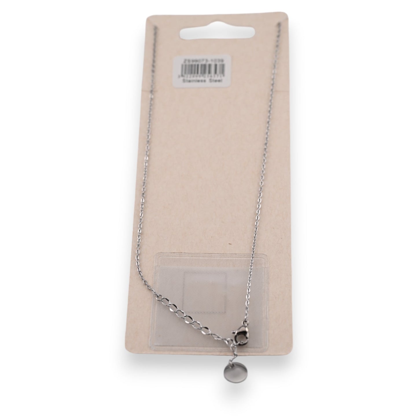 Silberfarbene Stahlkette auf Produktkarte mit Barcode, feiner Gliederkette und rundem Anhänger