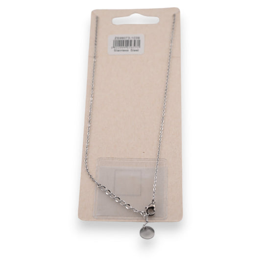 Silberfarbene Stahlkette auf Produktkarte mit Barcode, feiner Gliederkette und rundem Anhänger